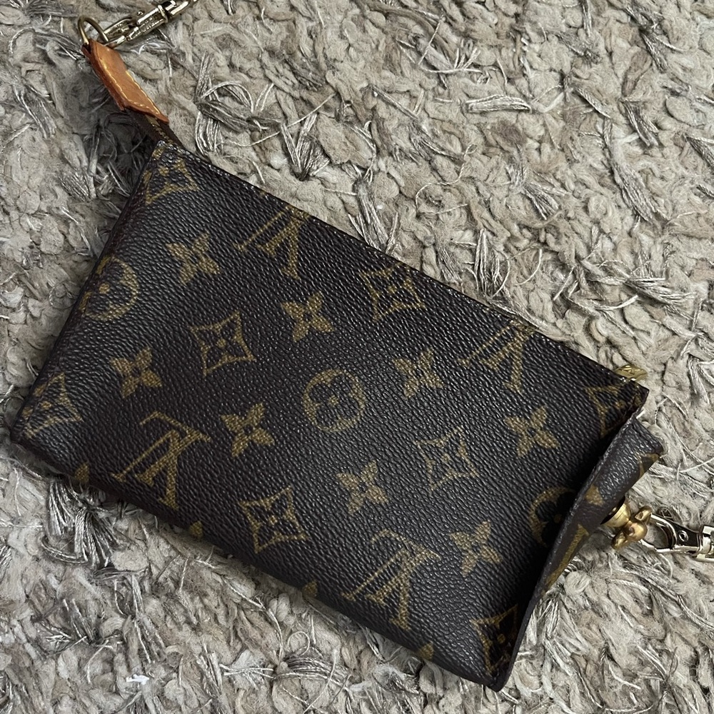 Louis Vuitton GM pouch / Crossbody bag